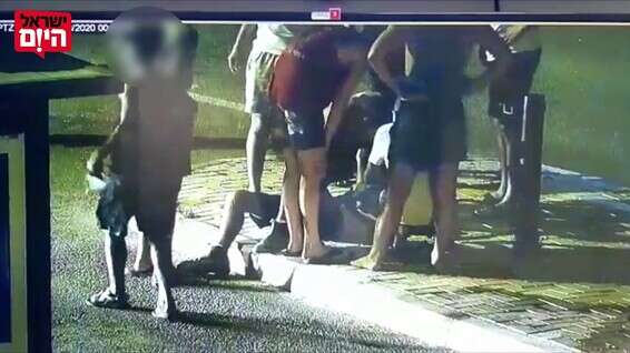 תגרה המונית בחוף כורסי בכנרת // צילום מסך